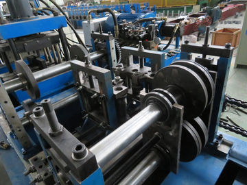 7ローラーおよび±2mmの切断長さの許容の機械を形作る5.5KWスタッドおよびトラック